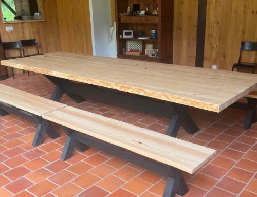 Réalisation de bancs en bois assortis à un précédent projet